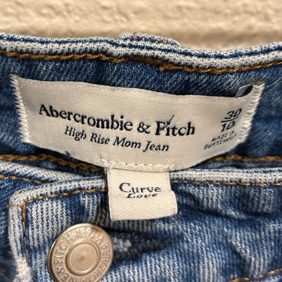 Abercrombie & Fitch Curve Love High Rise Mom
Jeans Medium Wash Distressed - Picture 8 of 8